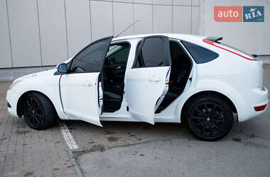 Хэтчбек Ford Focus 2011 в 