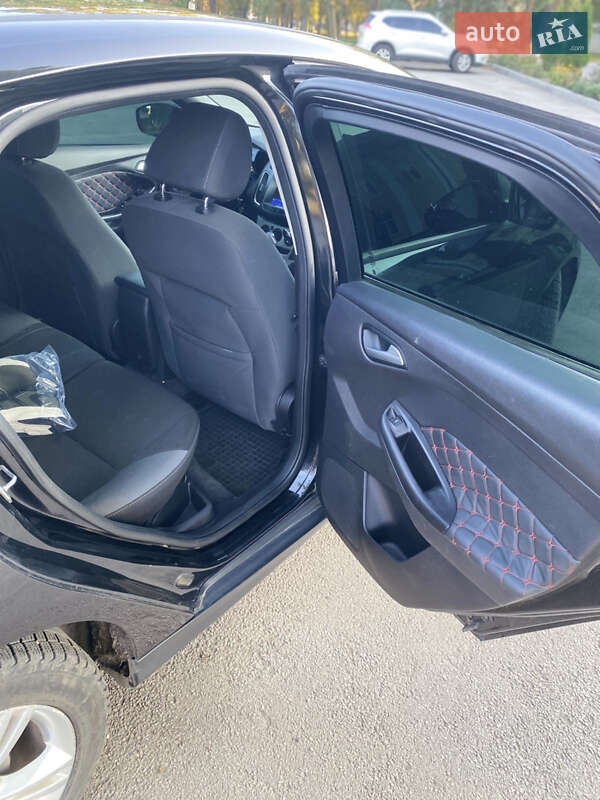 Хэтчбек Ford Focus 2012 в Синельниково