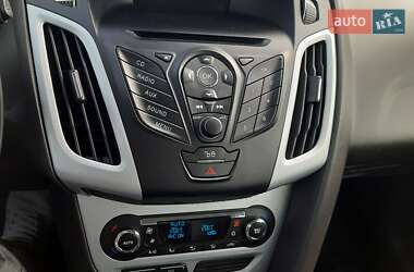Хэтчбек Ford Focus 2011 в 