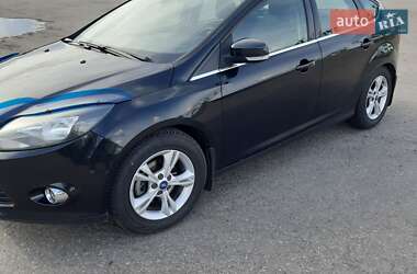 Хэтчбек Ford Focus 2011 в 