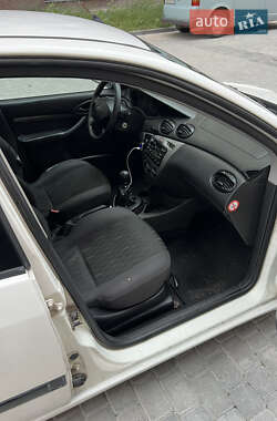 Хэтчбек Ford Focus 2004 в 