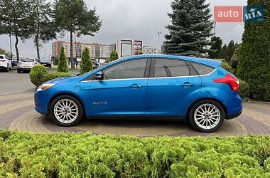 Хэтчбек Ford Focus 2012 в 