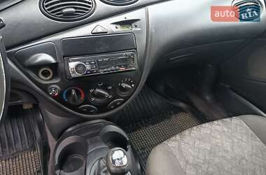 Хэтчбек Ford Focus 2000 в 