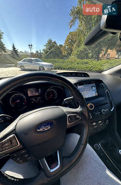 Хэтчбек Ford Focus 2015 в 