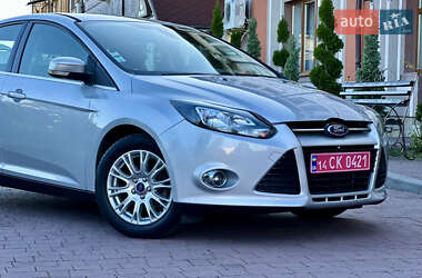 Хэтчбек Ford Focus 2011 в 