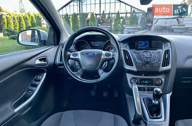 Хэтчбек Ford Focus 2011 в 