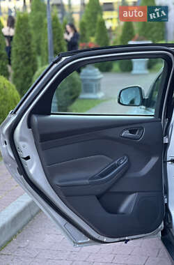 Хэтчбек Ford Focus 2011 в 