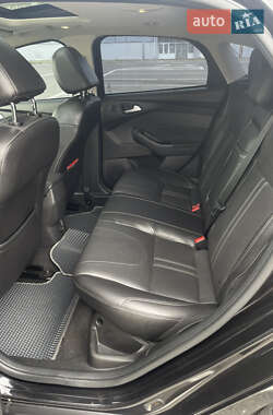 Хэтчбек Ford Focus 2012 в 