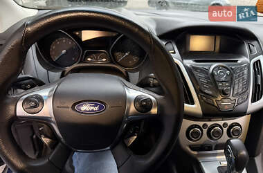 Хэтчбек Ford Focus 2011 в 