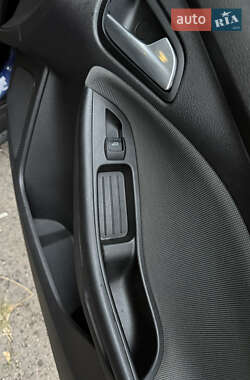 Хэтчбек Ford Focus 2011 в 