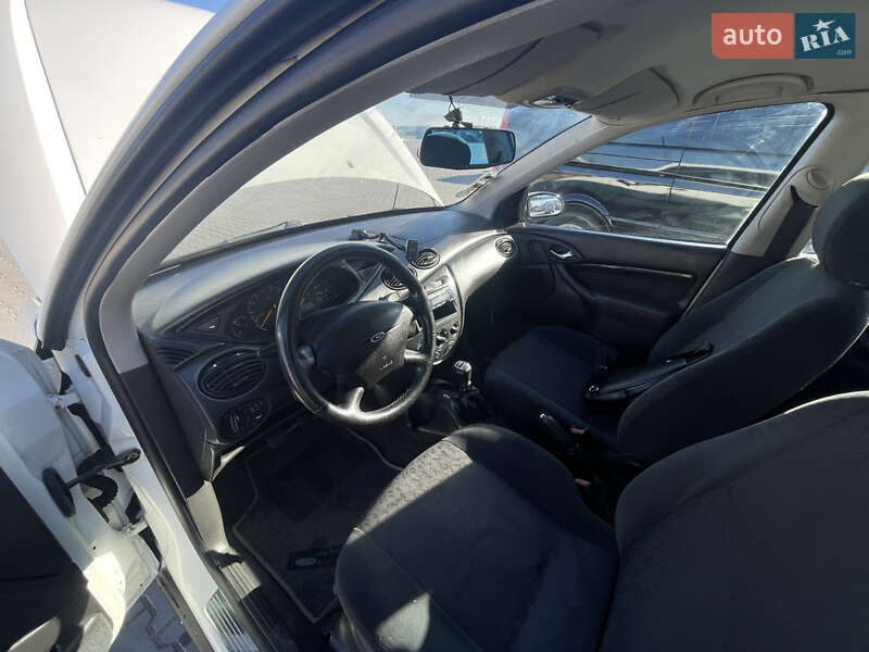 Хэтчбек Ford Focus 2000 в Черновцах