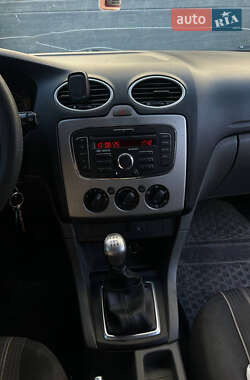 Хэтчбек Ford Focus 2011 в 
