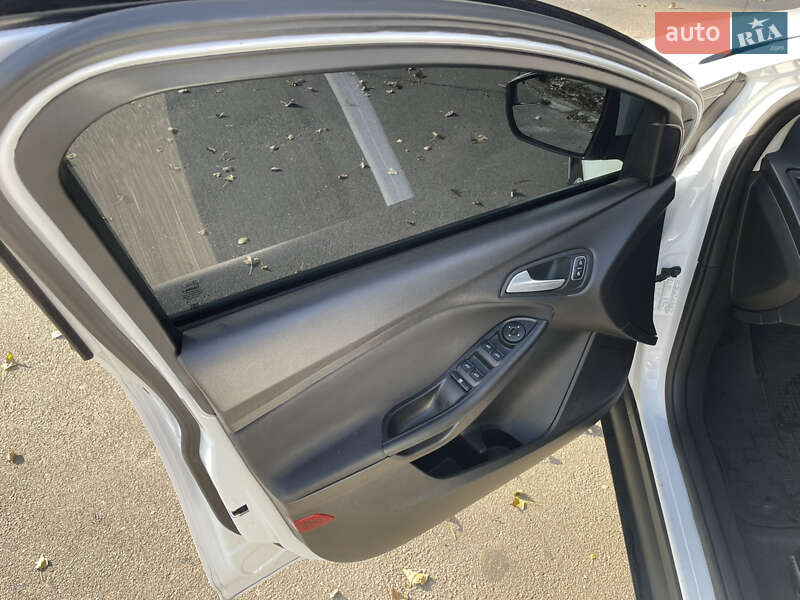 Хэтчбек Ford Focus 2015 в Киеве