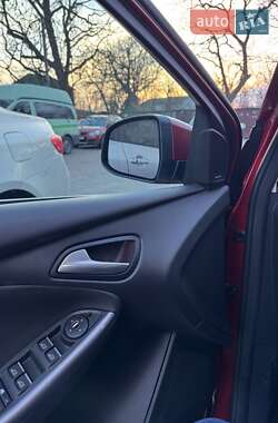 Хэтчбек Ford Focus 2011 в 