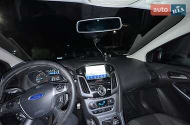 Хэтчбек Ford Focus 2011 в 