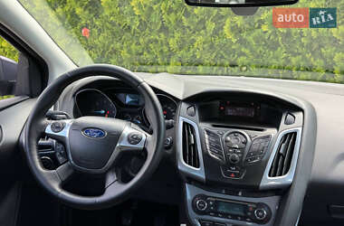 Хэтчбек Ford Focus 2012 в 