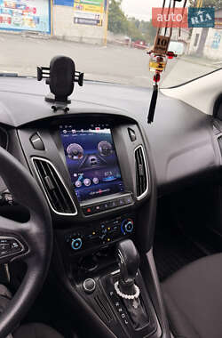 Седан Ford Focus 2015 в 