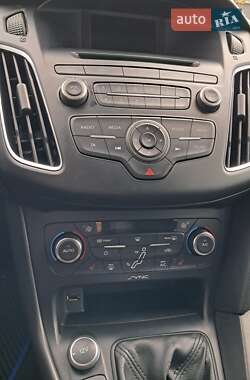 Хэтчбек Ford Focus 2015 в 