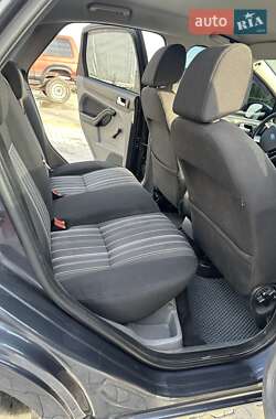 Хэтчбек Ford Focus 2011 в 