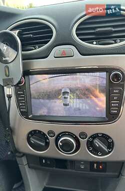 Хэтчбек Ford Focus 2011 в 