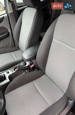 Хэтчбек Ford Focus 2011 в 
