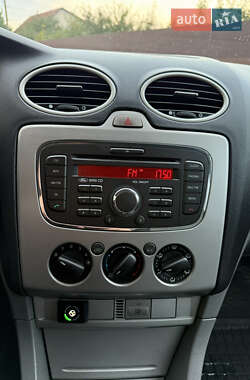 Хэтчбек Ford Focus 2011 в 