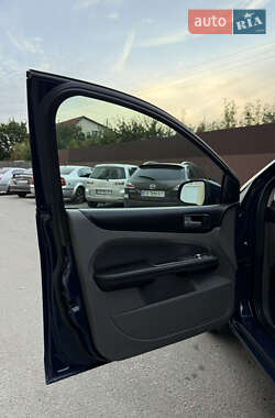 Хэтчбек Ford Focus 2011 в 