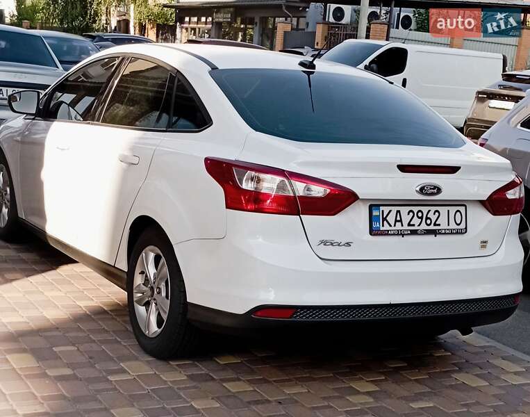 Седан Ford Focus 2013 в Вишневом фото 3 Седан Ford Focus 2013 в Вишневом