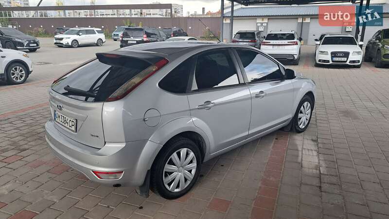 Хэтчбек Ford Focus 2011 в 