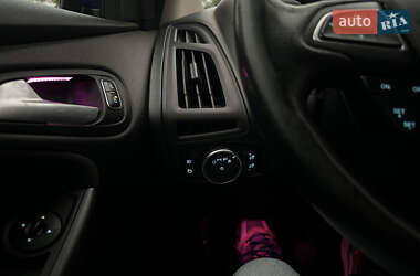 Хэтчбек Ford Focus 2015 в 