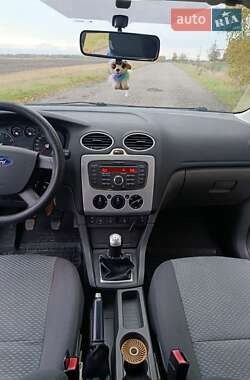 Хэтчбек Ford Focus 2005 в  фото 16 Хэтчбек Ford Focus 2005 в