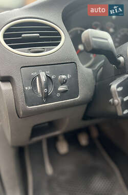 Хетчбек Ford Focus 2005 в 