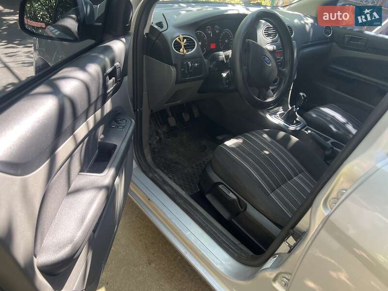 Хэтчбек Ford Focus 2011 в Раздельной