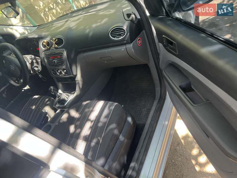 Хэтчбек Ford Focus 2011 в Раздельной