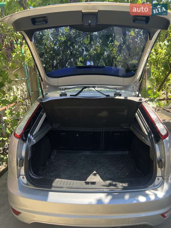 Хэтчбек Ford Focus 2011 в Раздельной