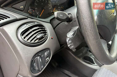 Хэтчбек Ford Focus 2004 в 