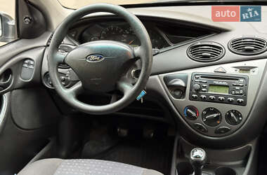Хэтчбек Ford Focus 2004 в 