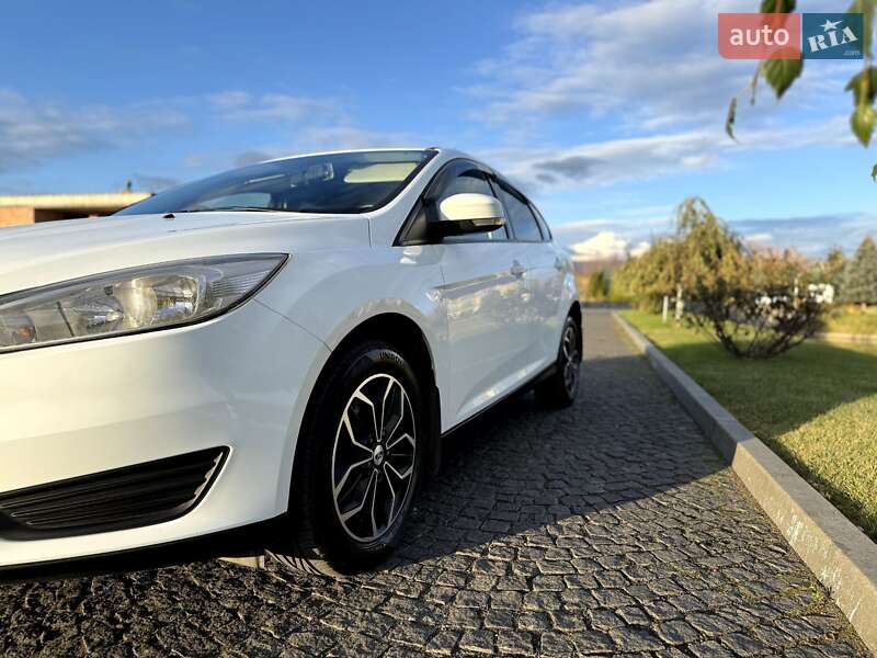 Хэтчбек Ford Focus 2015 в Жовкве