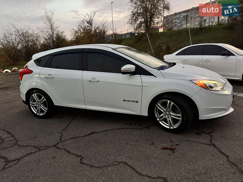 Хетчбек Ford Focus 2012 в Южному фото 41 Хетчбек Ford Focus 2012 в Южному