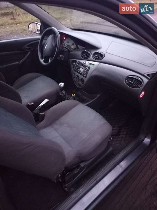 Хэтчбек Ford Focus 2003 в Горохове
