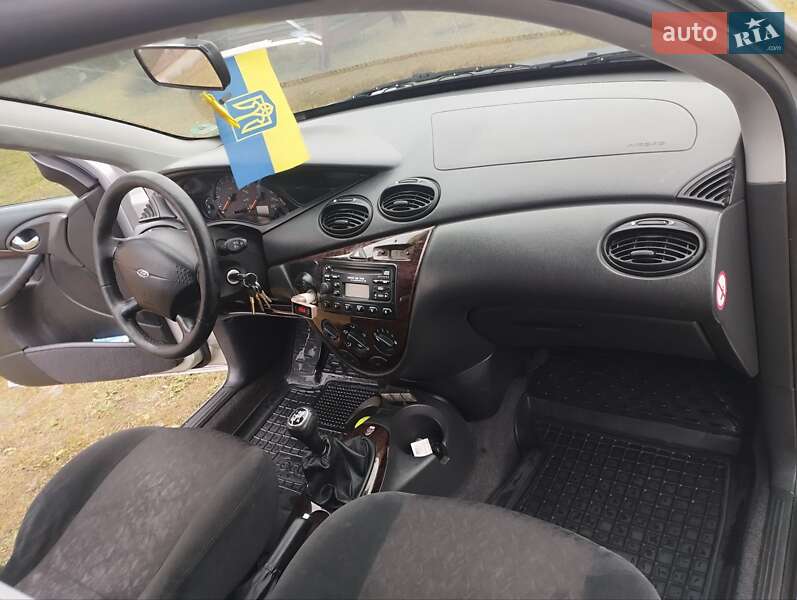 Хэтчбек Ford Focus 2000 в Ратным