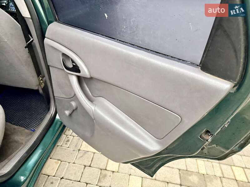 Седан Ford Focus 2001 в Одессе