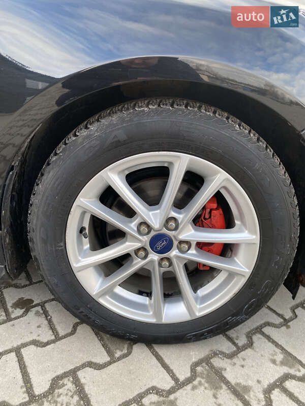 Седан Ford Focus 2015 в Сарнах