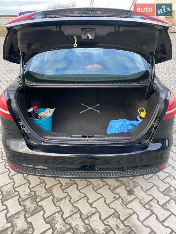 Седан Ford Focus 2015 в Сарнах