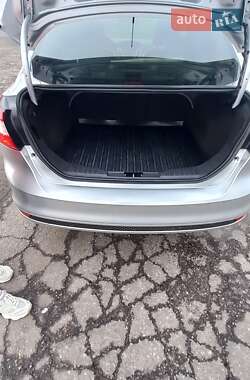 Седан Ford Focus 2012 в Градижске