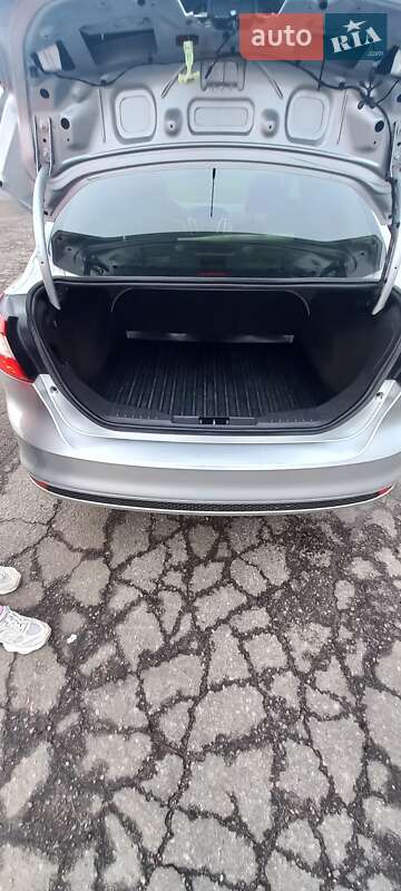 Седан Ford Focus 2012 в Градижске