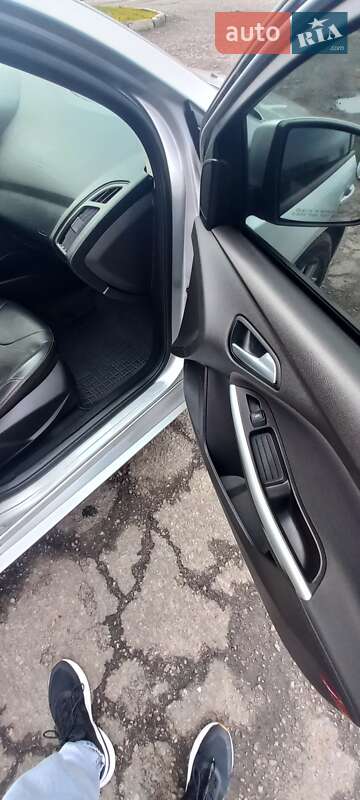 Седан Ford Focus 2012 в Градижске