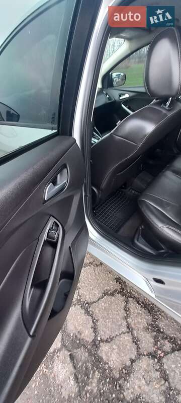 Седан Ford Focus 2012 в Градижске