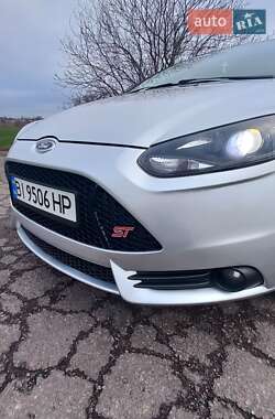Седан Ford Focus 2012 в Градижске