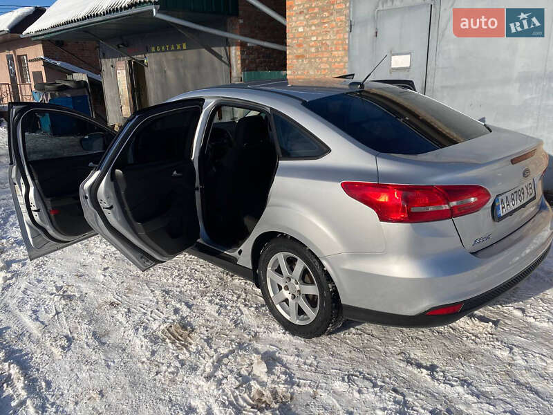 Седан Ford Focus 2015 в Ромнах
